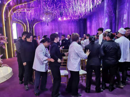 好友缘国宴举行“佳年华”活动暨员工生日会936.png
